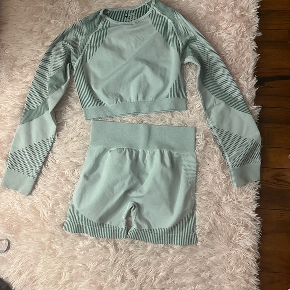 Medium activewear sets bundle - Picture 3 of 7